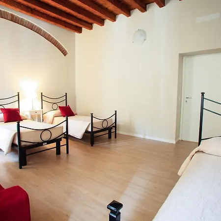 Le Due Corti فندق مبيت وإفطار 3*